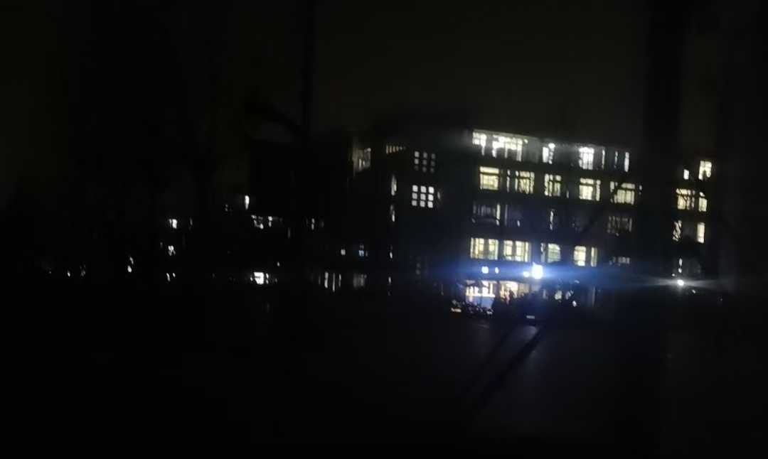 在鼎新大道拍摄的教学楼